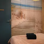 Les Cabines, F3 Avec Terrasse , A 1 Min *