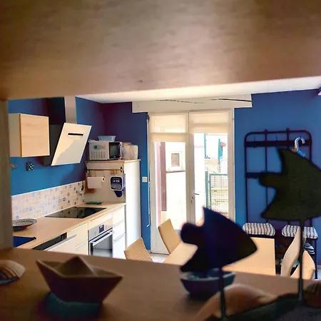 Les Cabines, F3 Avec Terrasse , A 1 Min *