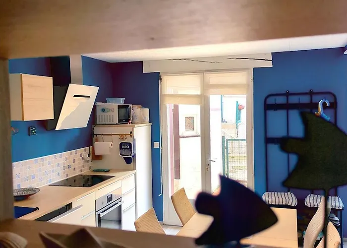 Les Cabines, F3 Avec Terrasse , A 1 Min *